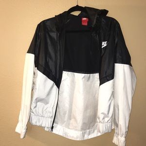 Size M Nike Jacket DEFECTIVE ZIPPER